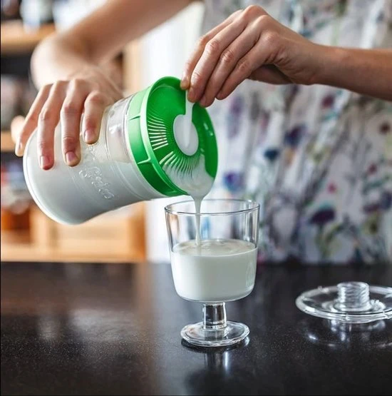Melkkefir uitschenken uit de Kefirmaker met geïntegreerd filtersysteem.