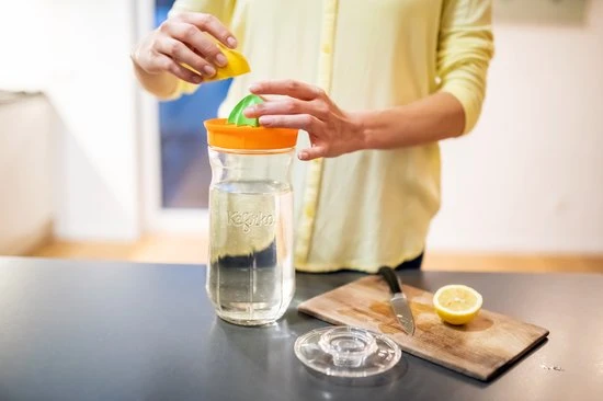 Kefirmaker in gebruik tijdens het bereiden van waterkefir met citroen.