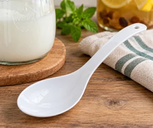 Witte kunststof kefirlepel voor het maken van melk- en waterkefir